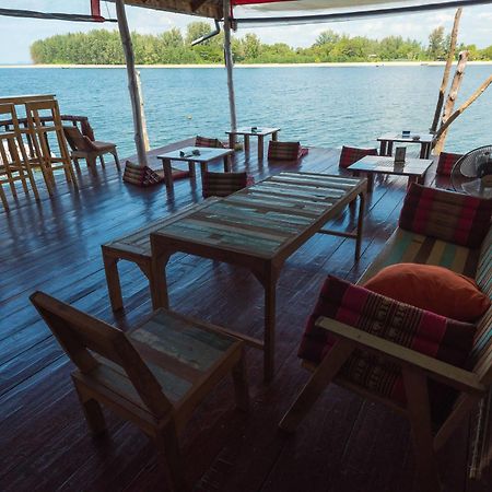Sincere Hostel Bar And Bistro เกาะลันตา ภายนอก รูปภาพ