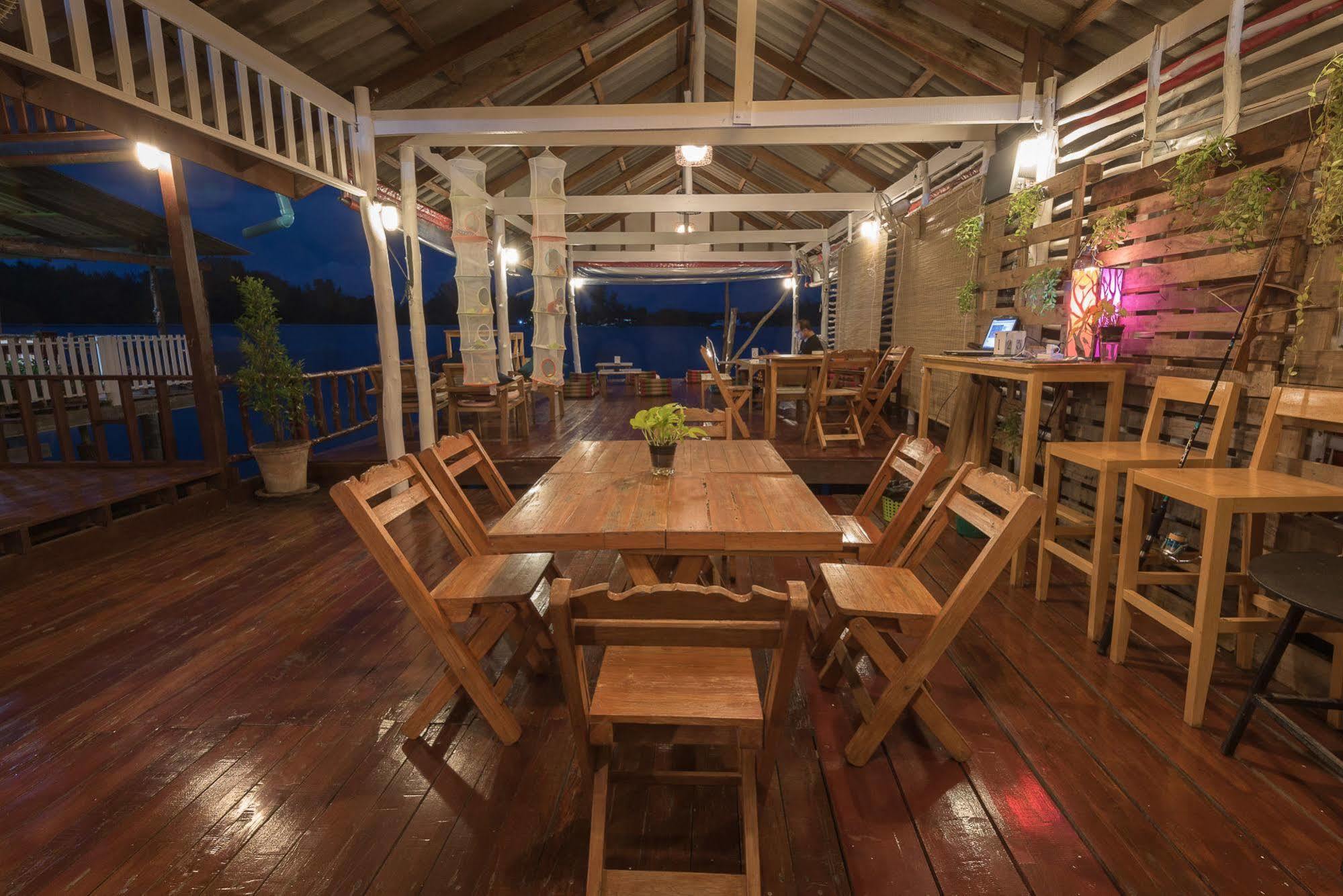 Sincere Hostel Bar And Bistro เกาะลันตา ภายนอก รูปภาพ
