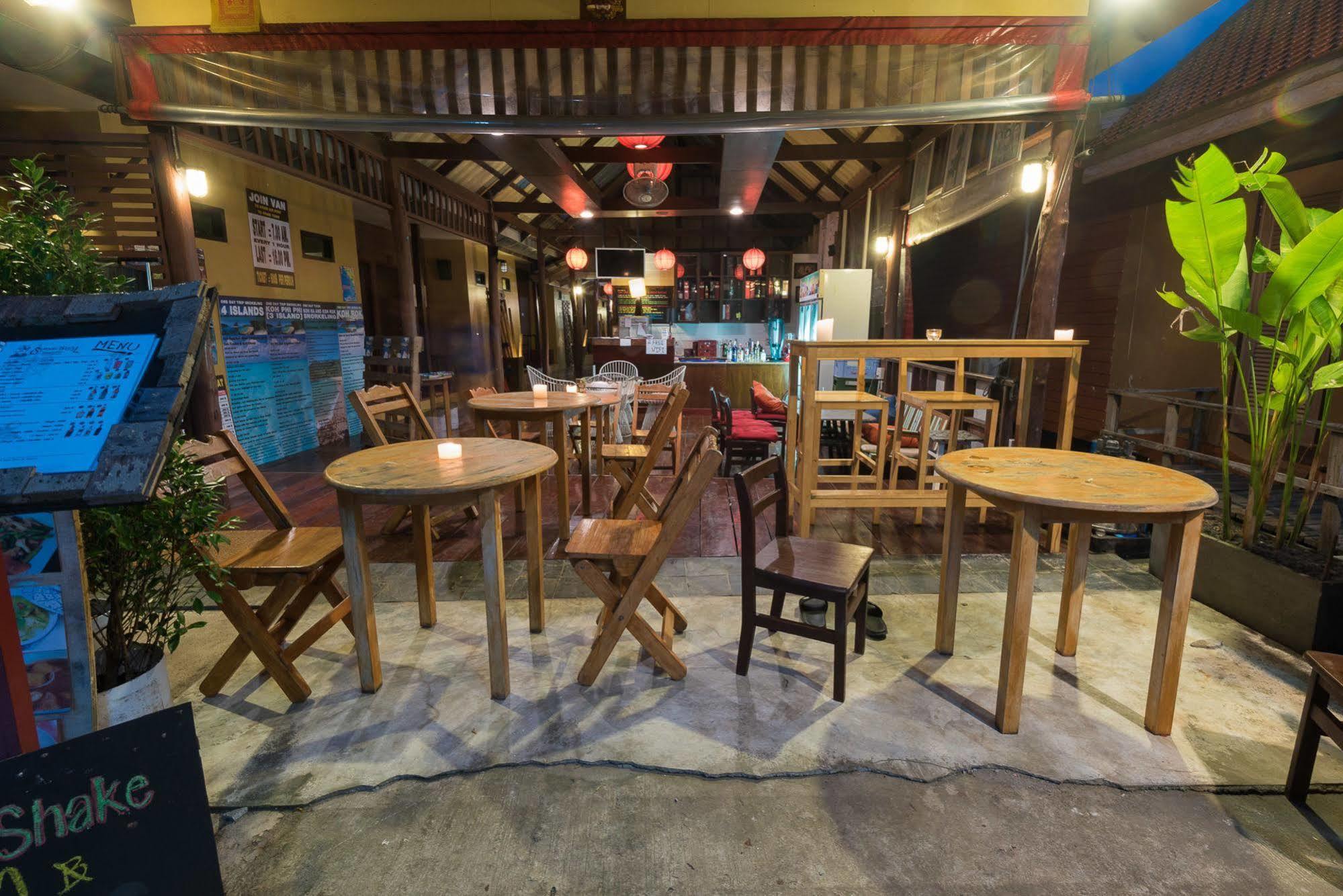 Sincere Hostel Bar And Bistro เกาะลันตา ภายนอก รูปภาพ