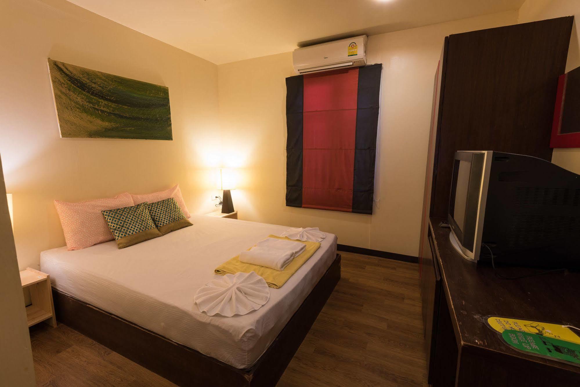 Sincere Hostel Bar And Bistro เกาะลันตา ภายนอก รูปภาพ