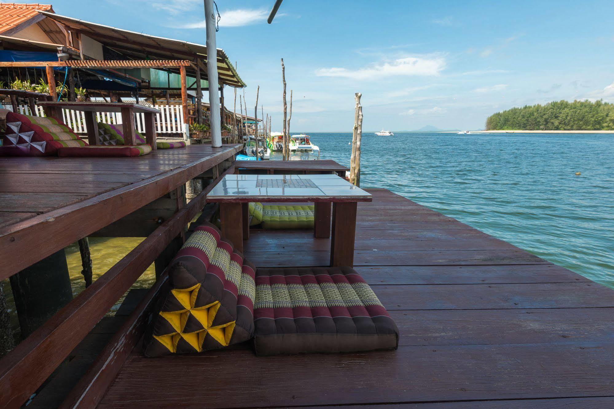 Sincere Hostel Bar And Bistro เกาะลันตา ภายนอก รูปภาพ