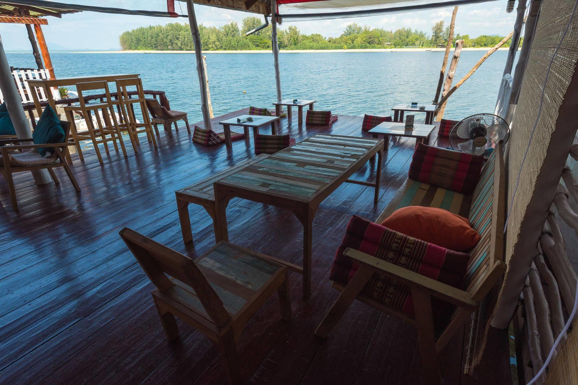 Sincere Hostel Bar And Bistro เกาะลันตา ภายนอก รูปภาพ