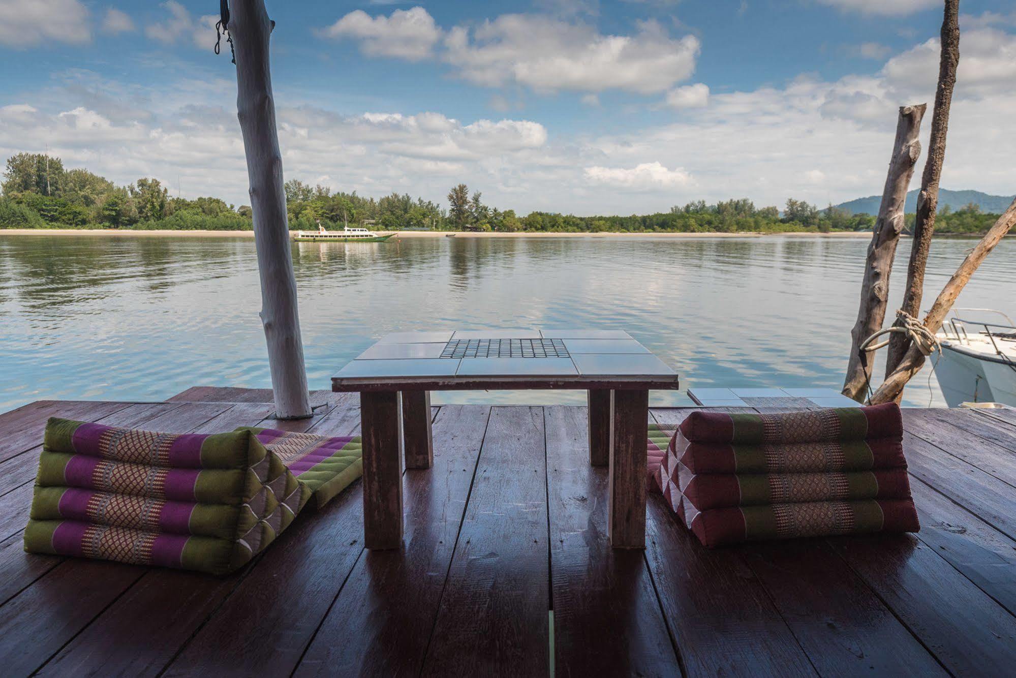 Sincere Hostel Bar And Bistro เกาะลันตา ภายนอก รูปภาพ