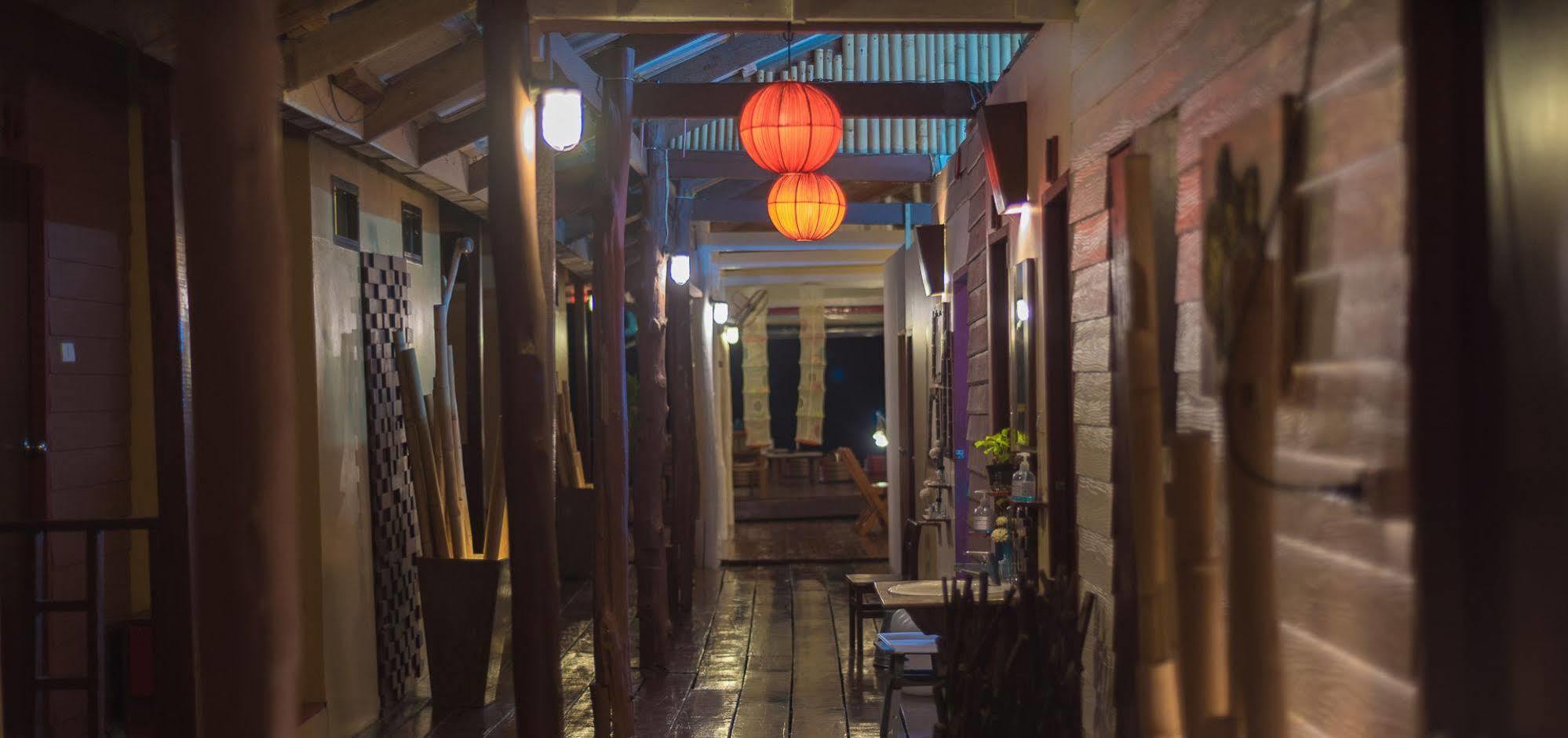 Sincere Hostel Bar And Bistro เกาะลันตา ภายนอก รูปภาพ
